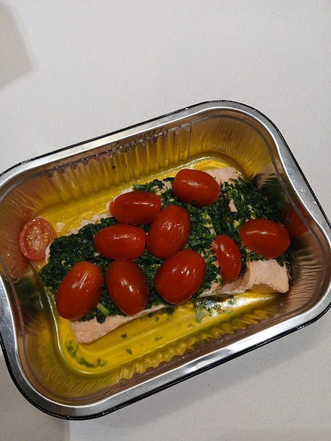 Saumon grillé, persillade et tomate