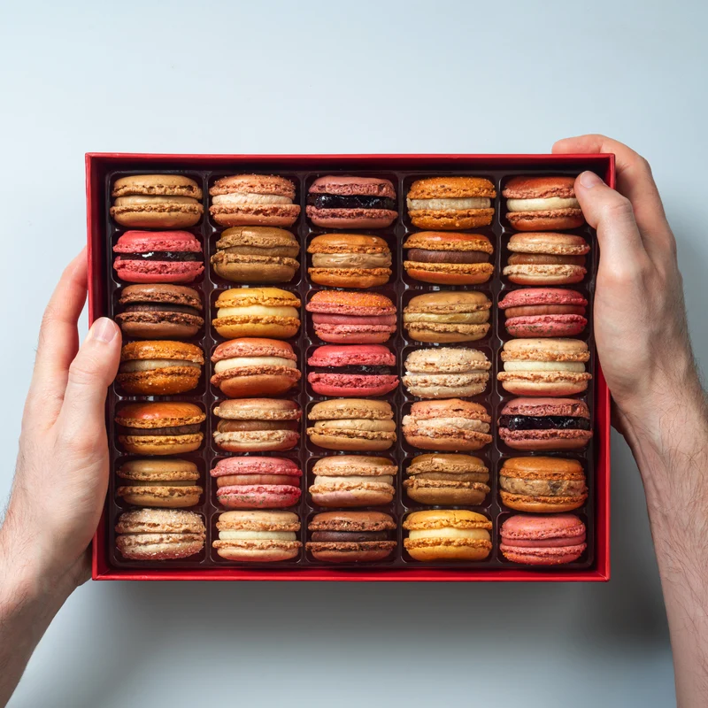 Écrin rouge de Macarons sucrés