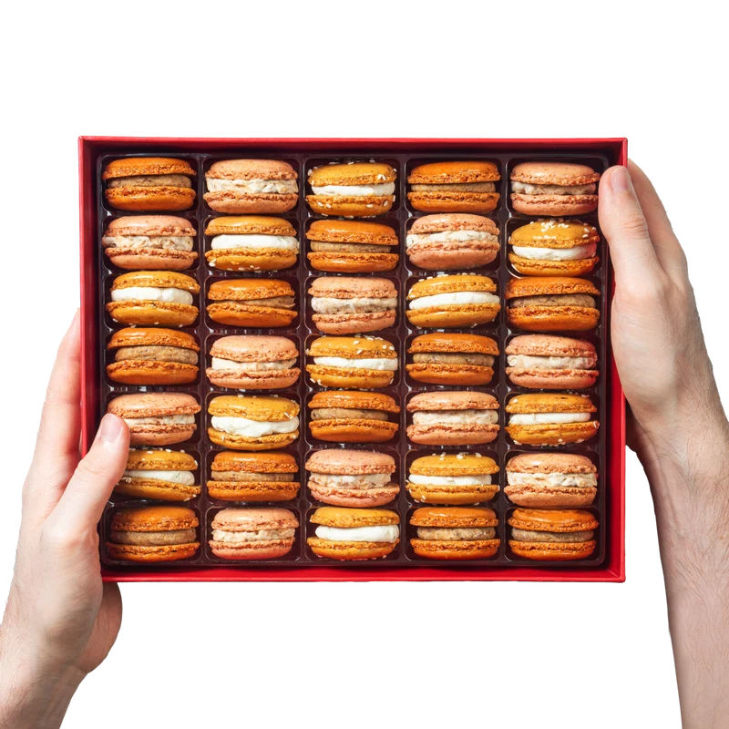 Écrin rouge de macarons salés