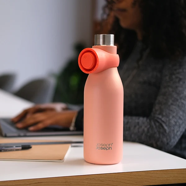 Bouteille isotherme isolée sous vide Loop 500 ml Corail mat Joseph Joseph