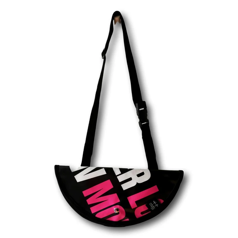 Sac à bandoulière demi rond noir écriture blanche et rose